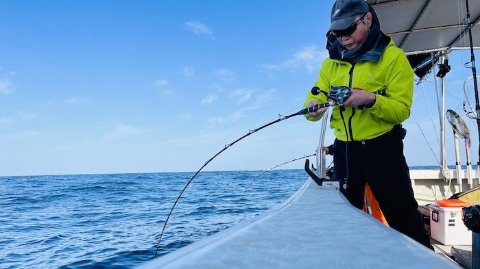 魚とファイトする釣り人